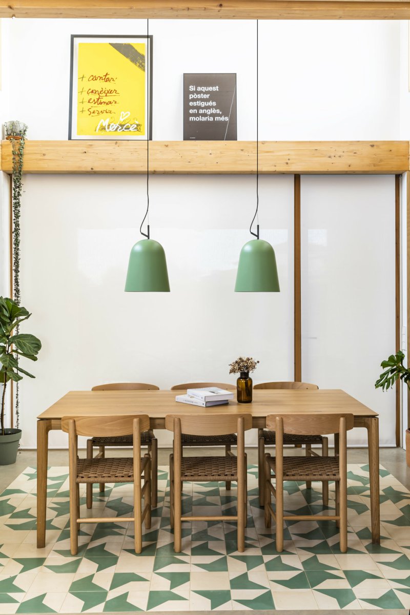Studio Ø30 Verde Lámpas de techo De Faro Barcelona - Studio es una elegante l&aacute;mpara colgante verde dise&ntilde;ada por Nahtrang, inspirada en las l&iacute;neas cl&aacute;sicas de los a&ntilde;os 50: una est&eacute;tica atemporal con un toque vintage moderno.