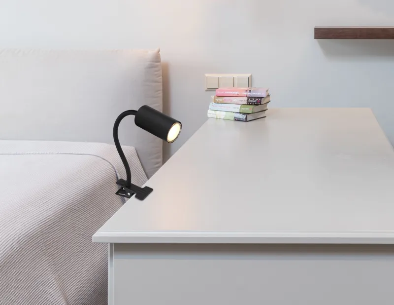 Robby Negro lámpara de pinza De Globo Lighting - Den lilla klassiska kl&auml;mlampan Robby kombinerar stil och funktion med sin design i vit metall.