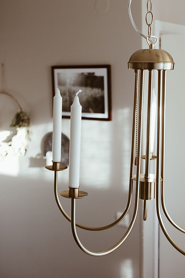 Jubilee Ø55 Latón mate Lámpas de techo De Aneta Lighting - El elegante diseño con espacio para velas difunde una luz cálida y acogedora y también se convierte en un hermoso elemento decorativo en el interior.