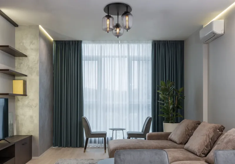 Blacky Ø46 Negro plafón De Globo Lighting - Lampan &auml;r utrustad med 3st r&ouml;kf&auml;rgade glaskupor i olika former, som h&auml;nger fr&aring;n taket p&aring; mattsvarta st&auml;nger f&auml;sta vid en matchande bas.