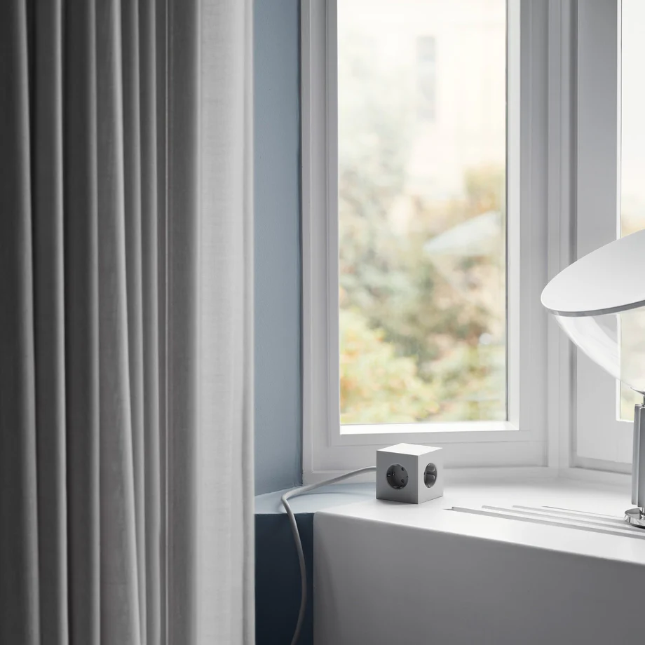 Square 1 with 30W Dual USBC & Magnetic base, 3m Gris De Avolt - Regleta de enchufes de dise&ntilde;o elegante de Avolt con un cable largo de PVC, un cubo de pl&aacute;stico reciclado y una placa magn&eacute;tica en la parte inferior para colgar en la pared.