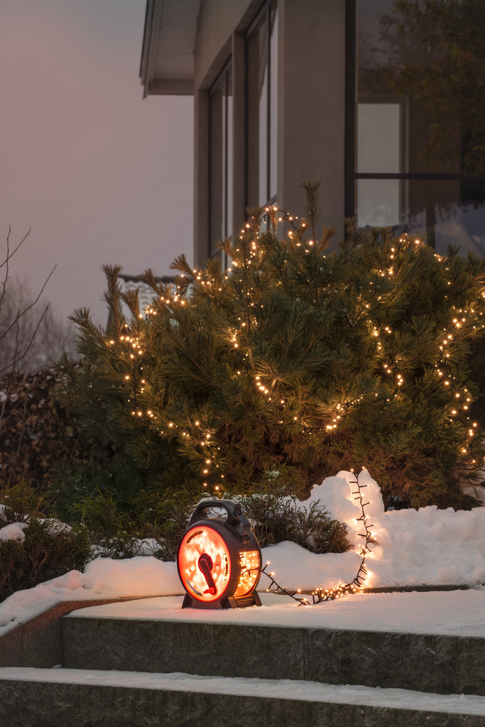 Enrollacable amber 13m Negro De Konstsmide - El ingenioso carrete de cable le permite desenrollar y enrollar f&aacute;cilmente la cadena de luces sin enredos de cables, ahorrando as&iacute; tiempo y molestias.