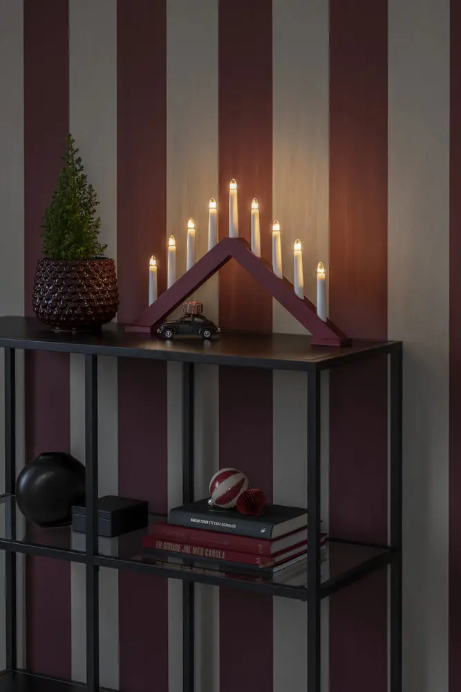 Candelabra 9 Lights Rojo oscuro mate De Konstsmide - Dale a tu hogar un ambiente navide&ntilde;o atemporal y con estilo con este elegante portavelas de Adviento de madera.
