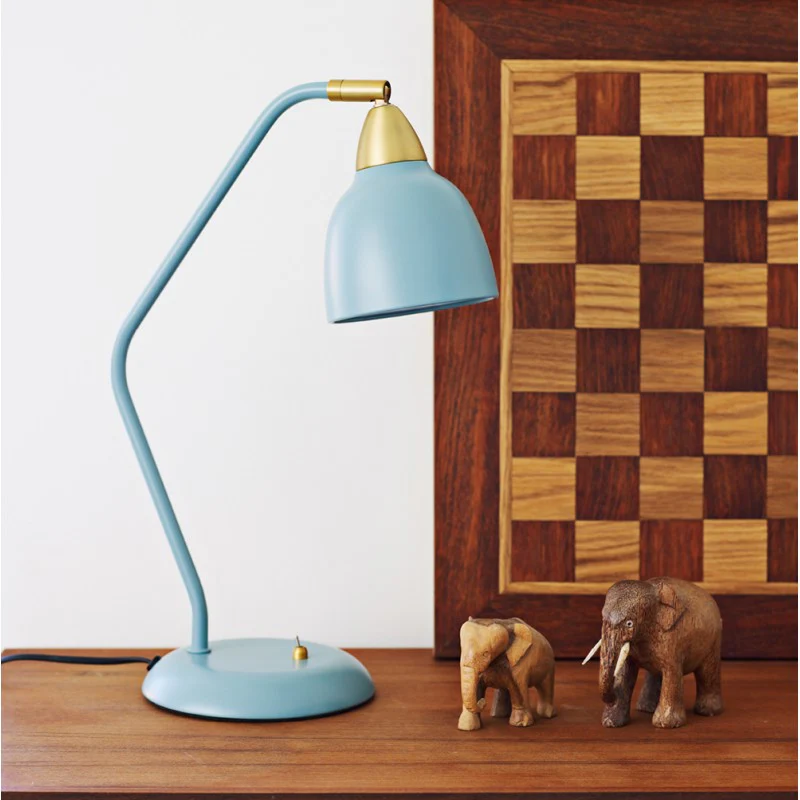 Urban 45cm Azul claro lámpara de escritorio De Superliving - Dale vida a tu lugar de trabajo con la lámpara de escritorio Urban en un elegante azul claro mate.