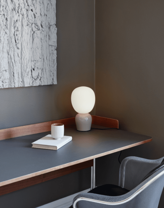 Buddy 34cm Grisáceo lámpara de mesa De Belid - Con su luz uniforme y su sofisticado dise&ntilde;o, Buddy se integra armoniosamente en cualquier hogar: una compa&ntilde;era que irradiar&aacute; luz y personalidad durante generaciones.