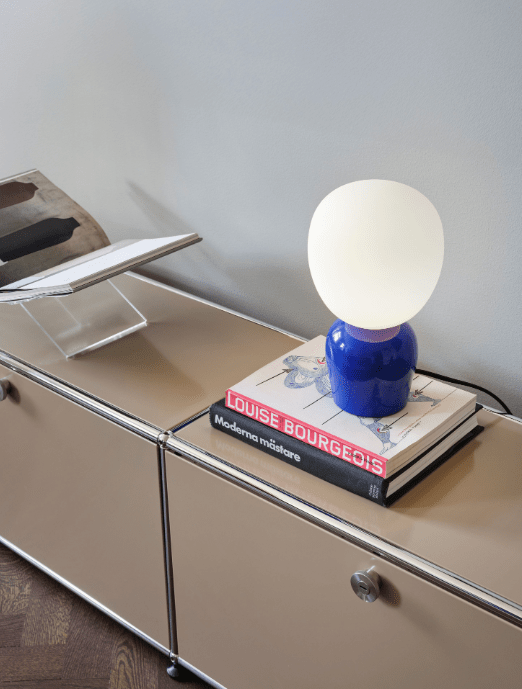 Buddy 34cm Azul lámpara de mesa De Belid - Con su luz uniforme y su sofisticado dise&ntilde;o, Buddy se integra armoniosamente en cualquier hogar: una compa&ntilde;era que irradia luz y car&aacute;cter durante generaciones.