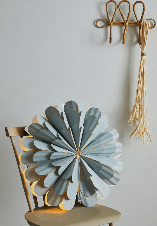 Marigold Ø60 Gris De Markslöjd - Con su pantalla de papel gris, ofrece un aspecto de dise&ntilde;o suave que crea un elegante contraste con las flores de Pascua m&aacute;s tradicionales.