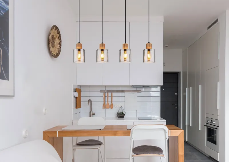 Aleidis 78cm Color humo Lámpas de techo De Globo Lighting - Fyra dekorativa glaskupor med tr&auml;detaljer h&auml;nger fr&aring;n en mattsvart metallstomme, vilket skapar en harmonisk balans mellan modern och rustik estetik.