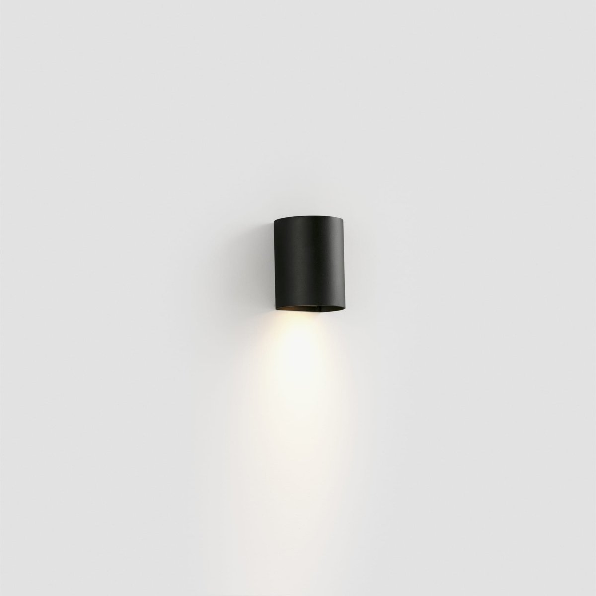 Sole 10cm Negro lámpara de pared De Faro Barcelona - Disponible en dos tama&ntilde;os y con distribuci&oacute;n de luz unilateral o bilateral, es ideal para pasillos, escaleras y espacios reducidos.