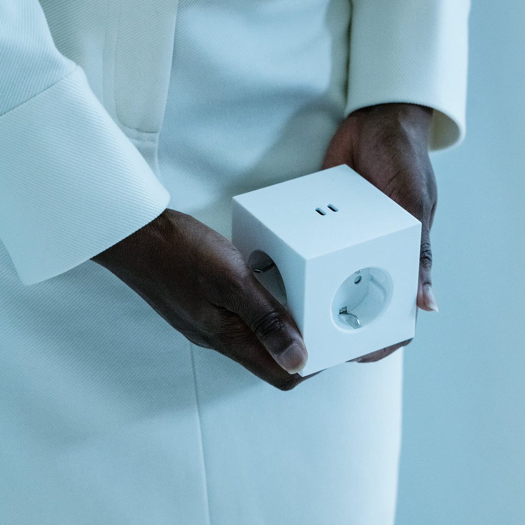 Square 2 Socket extender with 30W Dual USBC, Martinelli Luce edition Blanco De Avolt - Extensi&oacute;n de enchufe de Avolt con un dise&ntilde;o elegante, un cubo de pl&aacute;stico reciclado y una placa magn&eacute;tica en la parte inferior para colgar en la pared.