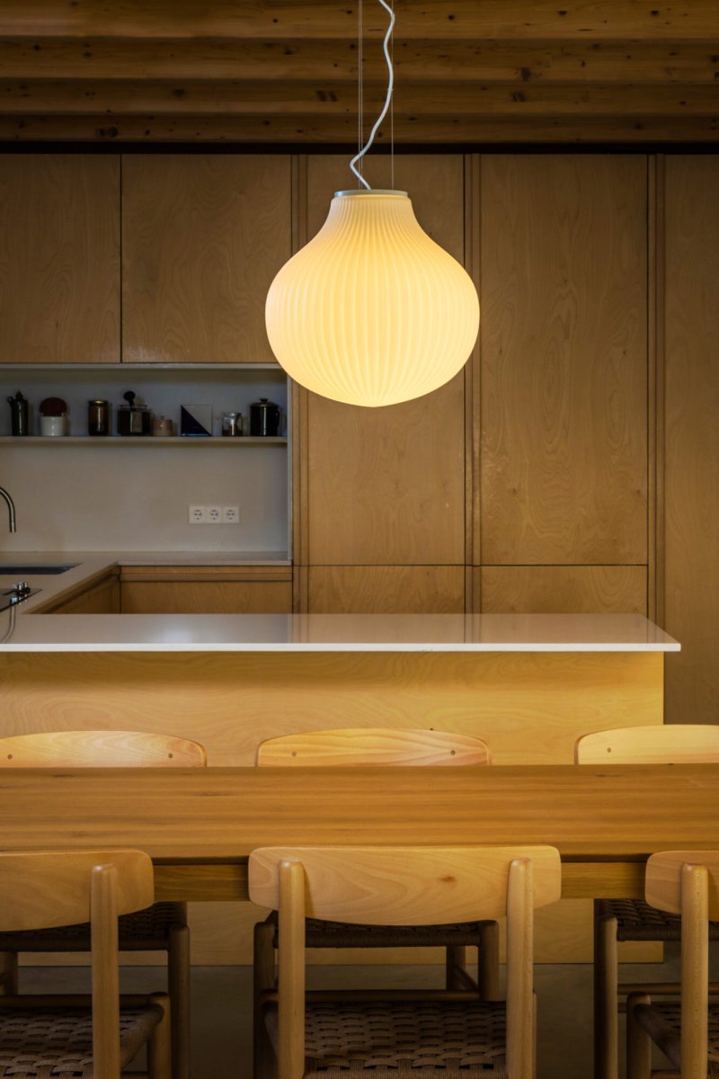 Isabelle Ø40 Blanco Lámpas de techo De Faro Barcelona - El vidrio blanco opalino difunde una luz c&aacute;lida y agradable, mientras que la superficie juega con las sombras, creando una expresi&oacute;n vibrante.