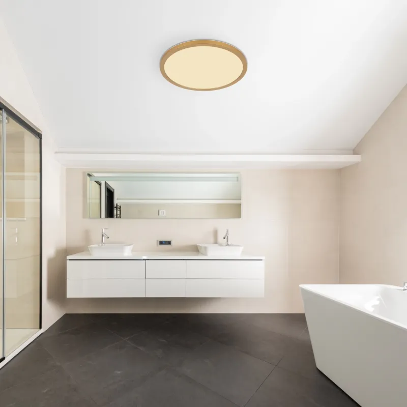 Sapana Ø42 Latón lámpara de baño De Globo Lighting - Lampan &auml;r tillverkad av matt m&auml;ssingsf&auml;rgad och vit plast, vilket ger ett mjukt och bl&auml;ndfritt ljus.