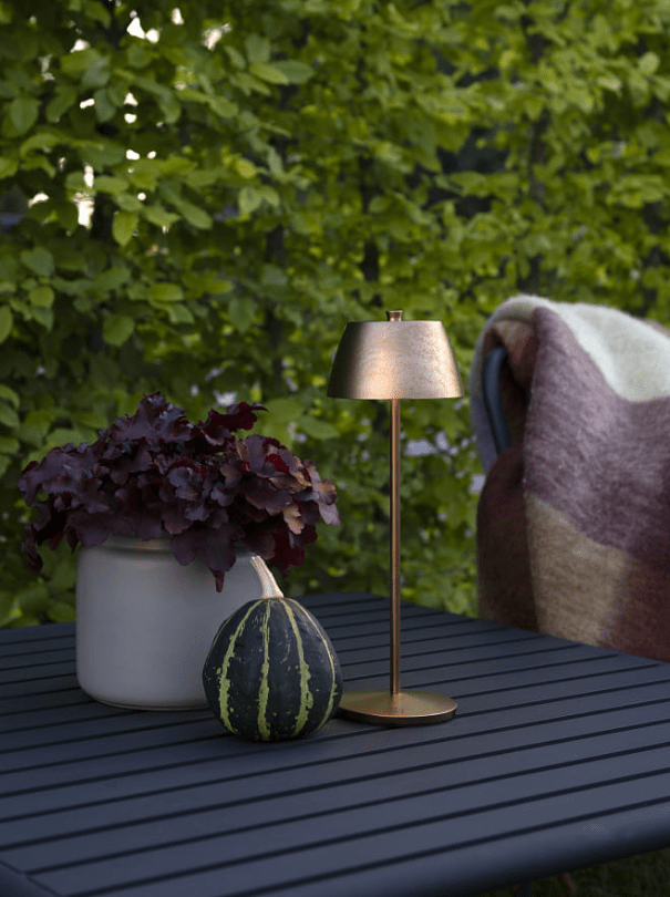 Èze 32cm Cobre mate portátil De Konstsmide - La lámpara está equipada con un regulador táctil para que puedas ajustar el brillo y la temperatura del color desde luz amarilla cálida a luz blanca cálida.
