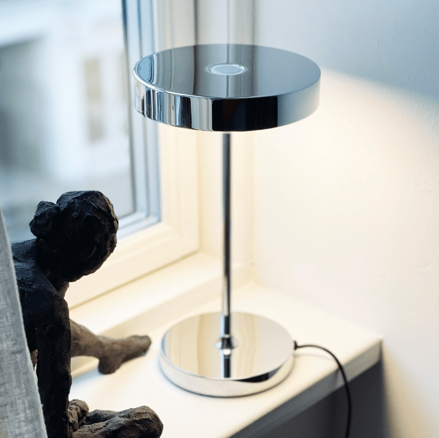 Starlight 25cm Cromo lámpara de mesa De Dyberg Larsen - Med inbyggd LED och tre ljusstyrkor, som dimras med 3-stegsdimmern p&aring; lamphuvudet, anpassar den sig enkelt efter olika behov &ndash; fr&aring;n st&auml;mningsfullt sken till fokuserat ljus.