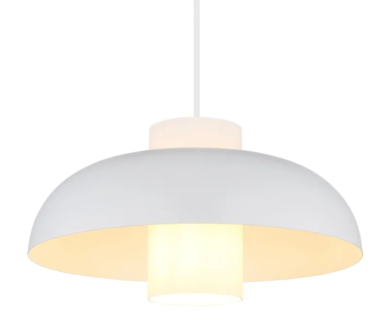 Lowe Ø38 Blanco Lámpas de techo De Globo Lighting - Den runda sk&auml;rmen i mattvit metall ger ett elegant och tidl&ouml;st uttryck, medan den cylinderformade sk&auml;rmen i opalglas sprider ett mjukt och behagligt ljus.