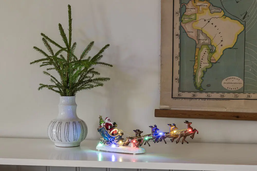 Papá Noel Con Renos 14cm Multicolor De Konstsmide - Perfecto para llamar la atenci&oacute;n en la mesa o en el alf&eacute;izar de la ventana.