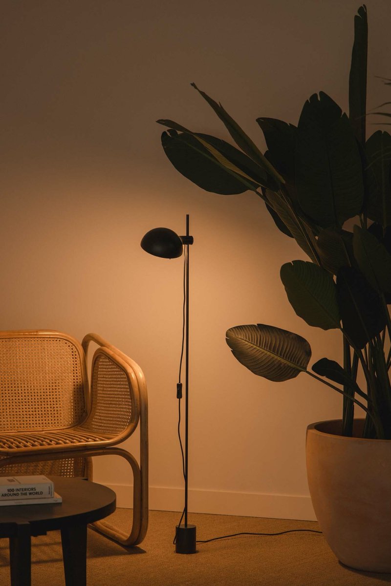 Matilda Negro lámpara de pie De Faro Barcelona - Matilda es una l&aacute;mpara de pie negra con un dise&ntilde;o geom&eacute;trico y elegante que se integra en cualquier interior.