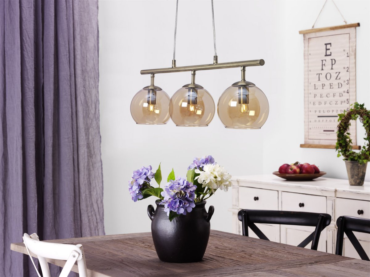 Capella 70cm Latón antiguo Lámpas de techo De Cottex - L&aacute;mpara de techo Capella con tres globos de cristal &aacute;mbar y un elegante acabado en lat&oacute;n antiguo.