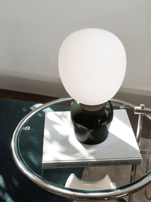 Buddy 34cm Verde lámpara de mesa De Belid - Con su luz uniforme y su sofisticado dise&ntilde;o, Buddy se integra armoniosamente en cualquier hogar: una compa&ntilde;era que irradia luz y car&aacute;cter durante generaciones.