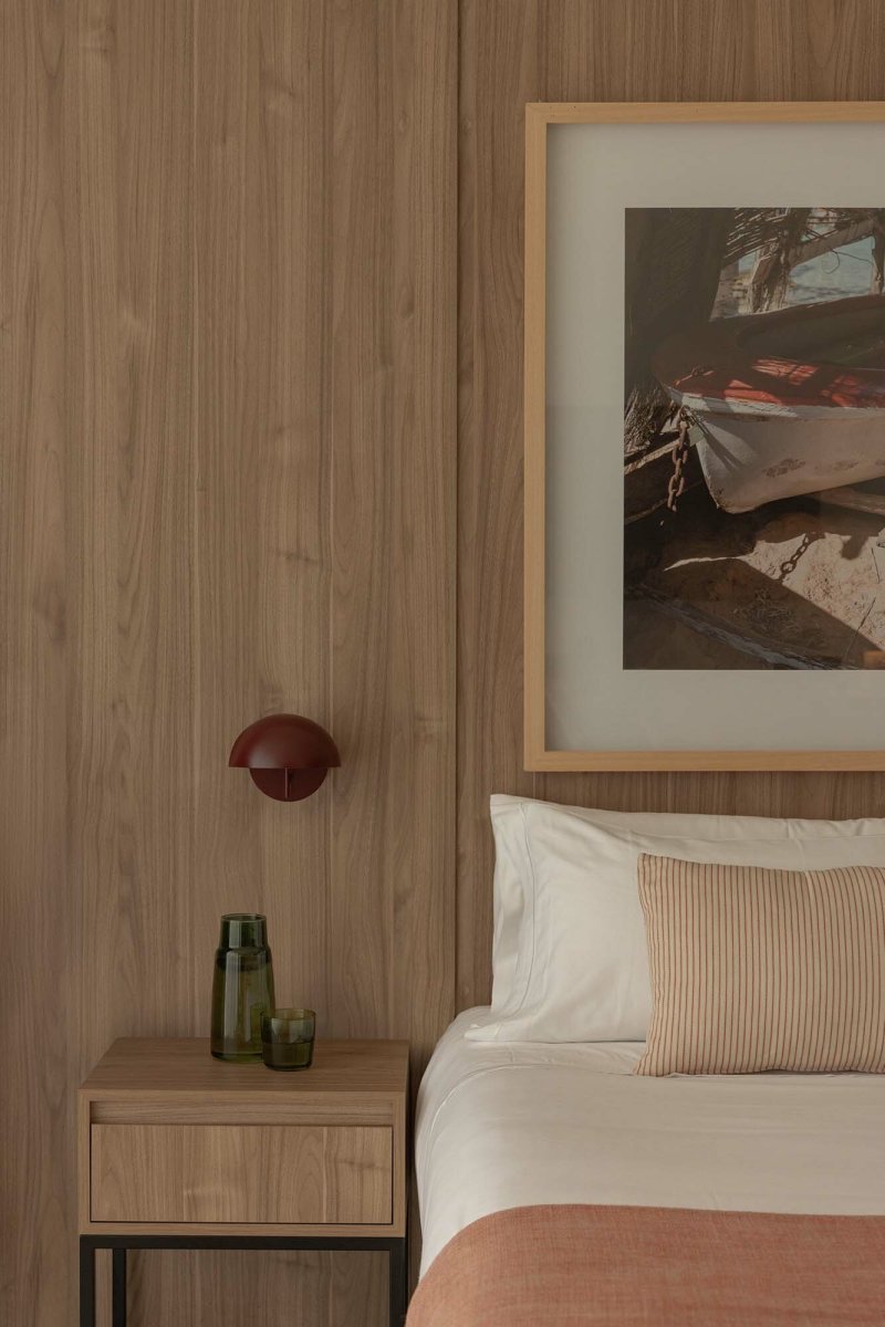 Matilda Ø17 borgoña lámpara de lectura De Faro Barcelona - Matilda es una l&aacute;mpara de pared color burdeos intenso con una forma limpia y geom&eacute;trica que se integra en cualquier ambiente.