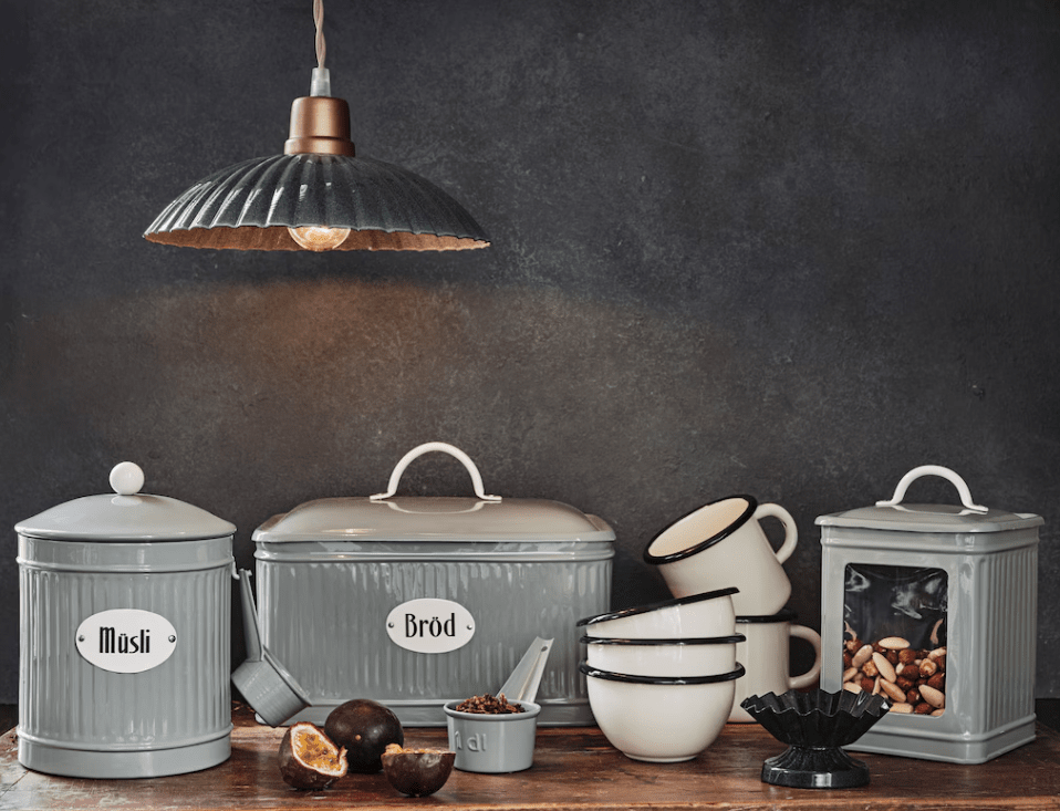 Ingrid Grande Ø24 Verde lámpara de ventana De Strömshaga - Sin disyuntor en el cable ni en el conector corona, elige si quieres conectar un contacto a una pared o a un techo.