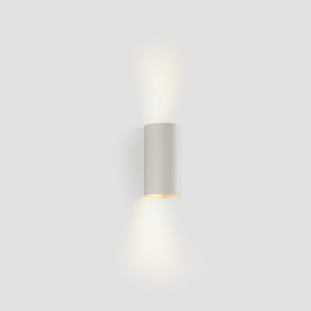 Sole 15cm Blanco lámpara de pared De Faro Barcelona - Disponible en dos tama&ntilde;os y con distribuci&oacute;n de luz unilateral o bilateral, es ideal para pasillos y espacios reducidos.