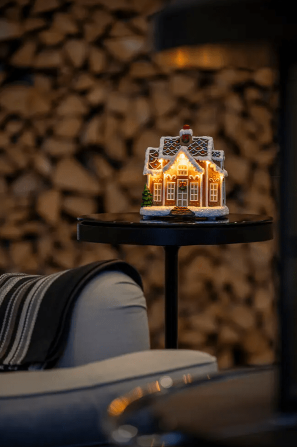 Casa De Jengibre LED 17cm Marrón De Konstsmide - Linda casa de jengibre con 9 luces LED que irradian la magia de la Navidad en un c&aacute;lido resplandor blanco.