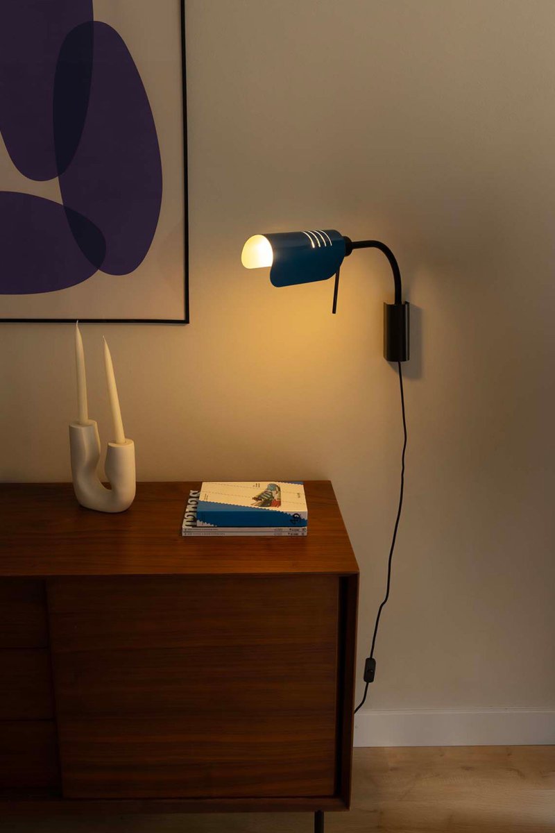 Martinica 47cm Azul lámpara de lectura De Faro Barcelona - Martinica es una l&aacute;mpara de pared con brazo ajustable y luz de lectura de estilo cl&aacute;sico y geom&eacute;trico.