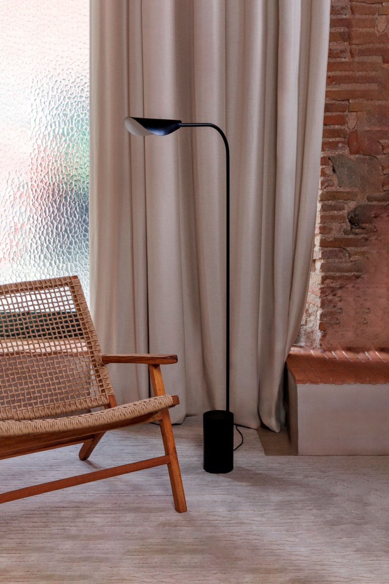 Liggera Negro lámpara de pie De Faro Barcelona - Gracias a su ligereza y est&eacute;tica elegante, Liggera se integra en cualquier ambiente, desde el hogar moderno hasta el espacio de trabajo creativo, y transmite una sensaci&oacute;n de calma y equilibrio.