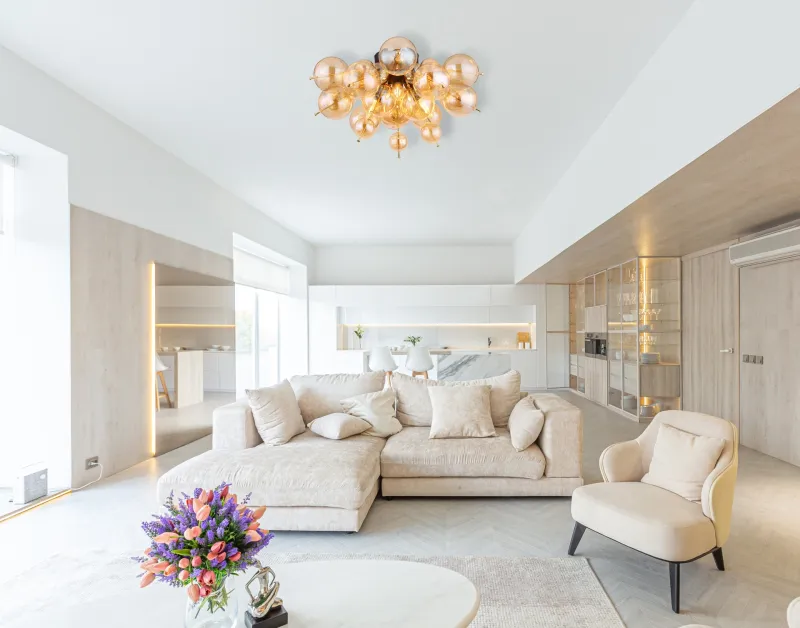 Udo Ø55 Ámbar plafón De Globo Lighting - Dess unika design utm&auml;rks av en rund form d&auml;r guldf&auml;rgade metallstavar elegant sammanl&auml;nkas med varmt b&auml;rnstensf&auml;rgade glasklot i olika storlekar.