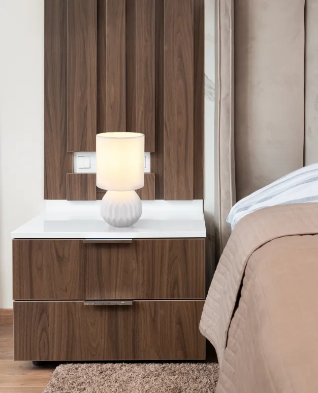 Sylas 23cm Blanco lámpara de mesa De Globo Lighting - Den rundade keramiska basen i elegant vitt och den matchande cylindriska textilsk&auml;rmen skapar en harmonisk och modern estetik.