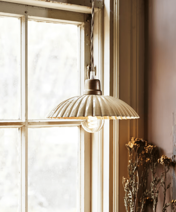 Ingrid Grande Ø24 Beige lámpara de ventana De Strömshaga - Lámpara de techo de color beige realizada en chapa metálica con pantalla plisada y cable textil trenzado en color natural.
