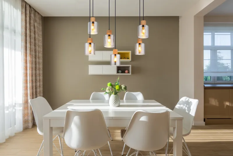 Aleidis 67cm Color humo Lámpas de techo De Globo Lighting - Sex dekorativa glaskupor med tr&auml;detaljer h&auml;nger fr&aring;n en mattsvart metallstomme, vilket skapar en harmonisk balans mellan modern och rustik estetik.