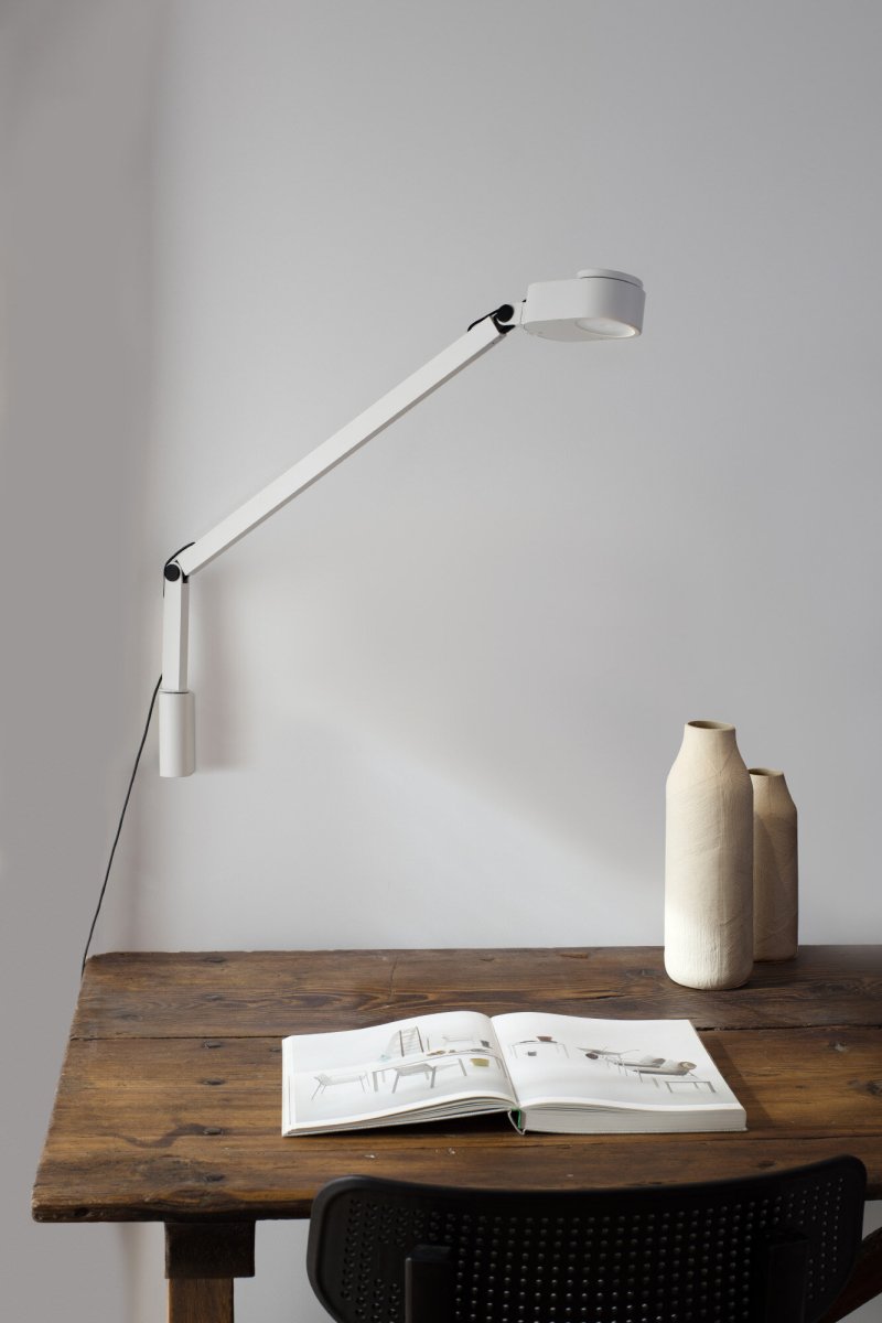 Inviting 86cm Blanco lámpara de pared De Faro Barcelona - Fabricada en aluminio robusto con un acabado elegante, Inviting combina funcionalidad con un dise&ntilde;o moderno.