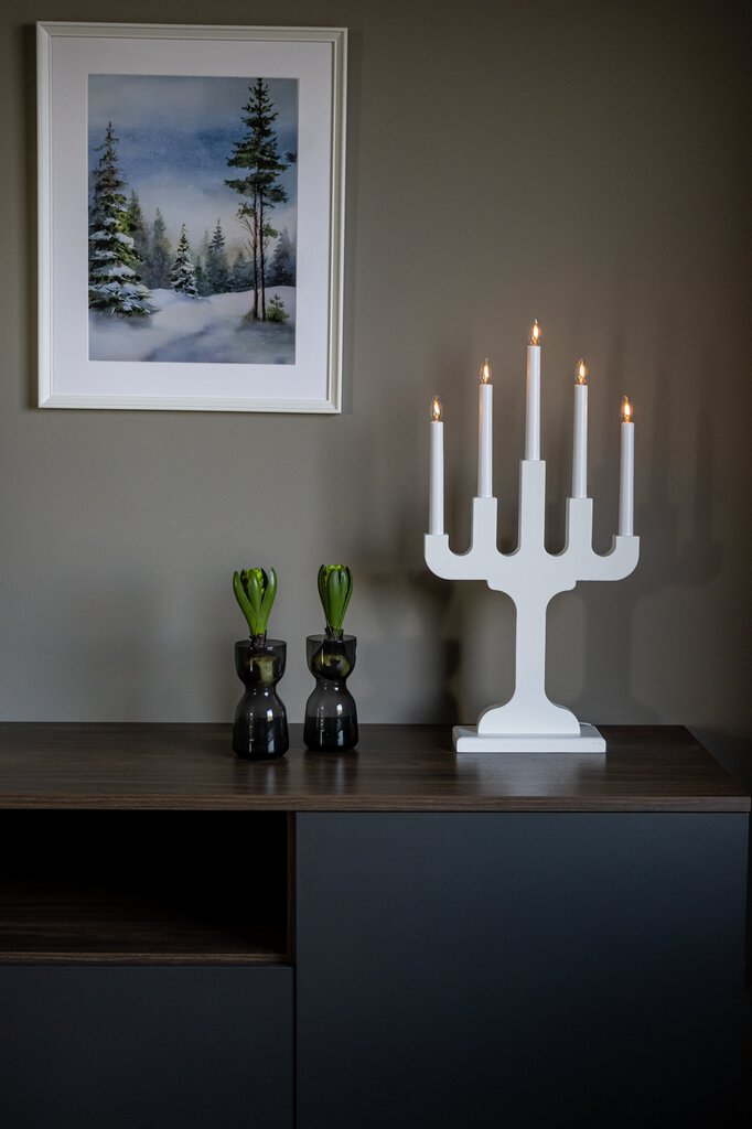 Candelabra 5 Lights Blanco De Konstsmide - Con cinco luces, difunde un brillo c&aacute;lido y atmosf&eacute;rico que crea un ambiente acogedor durante los meses de invierno.