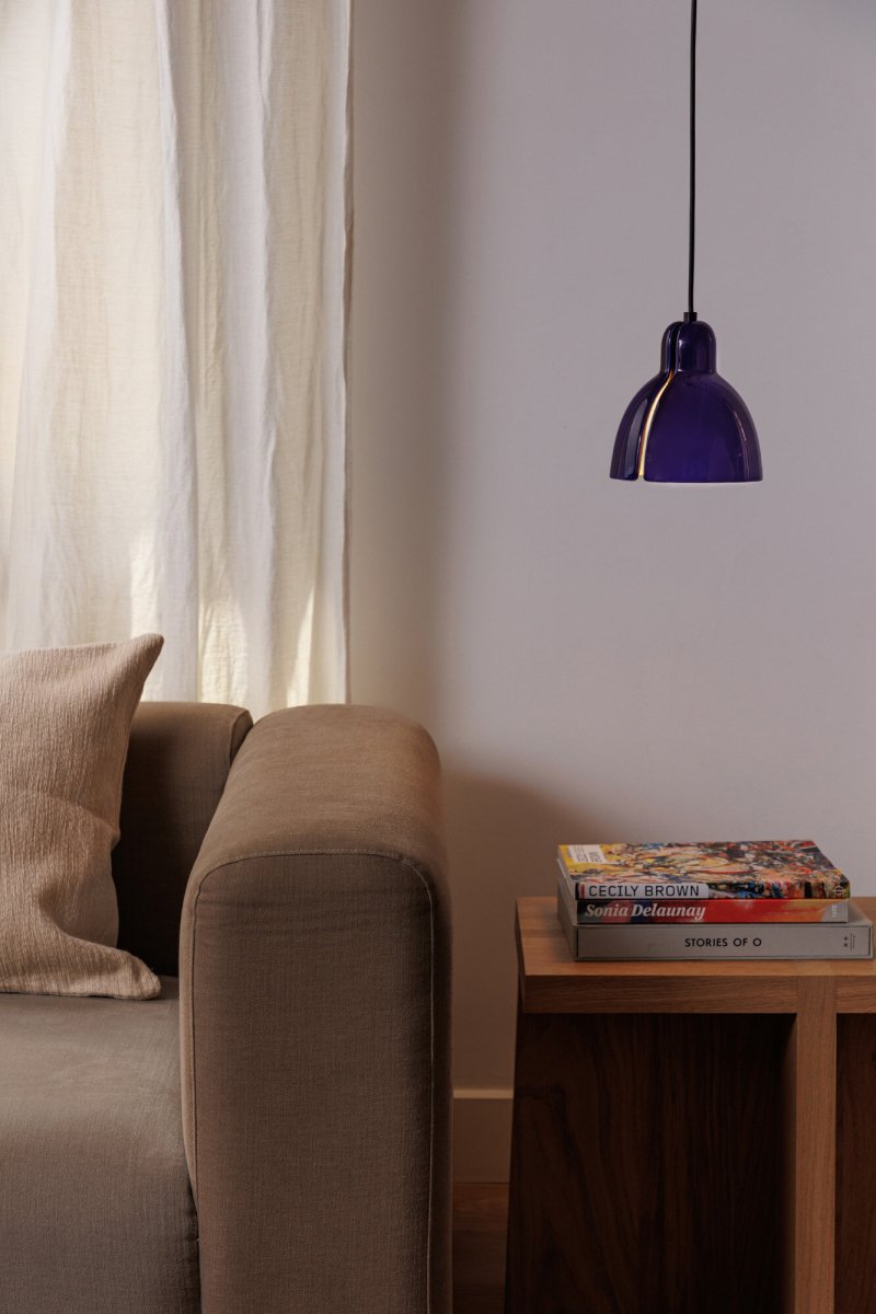 Venice Ø16 Azul Lámpas de techo De Faro Barcelona - La pantalla de cer&aacute;mica azul est&aacute; hecha a mano en un taller de Barcelona y encaja a la perfecci&oacute;n en el portal&aacute;mparas.