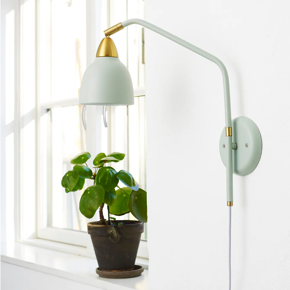 Urban 40cm Verde claro lámpara de pared De Superliving - Los elegantes detalles de latón y el acabado verde claro mate crean una apariencia sofisticada que se adapta perfectamente al dormitorio, la sala de estar o el rincón de lectura.