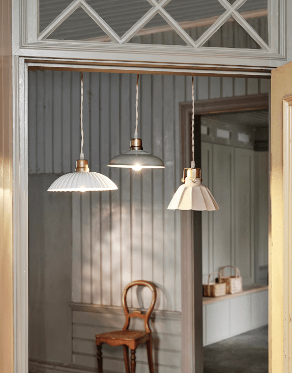 Margareta Ø18 Beige lámpara de ventana De Strömshaga - La lámpara no tiene conexión a la pared ni al techo, por lo que puedes decidir a qué quieres conectarla.