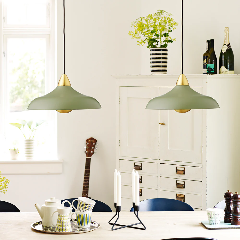 Urban Wide Ø36 Verde oliva Lámpas de techo De Superliving - Embellece tu hogar con la moderna lámpara colgante Urban Wide, una elegante combinación de un acabado verde oliva mate y elegantes detalles de latón.