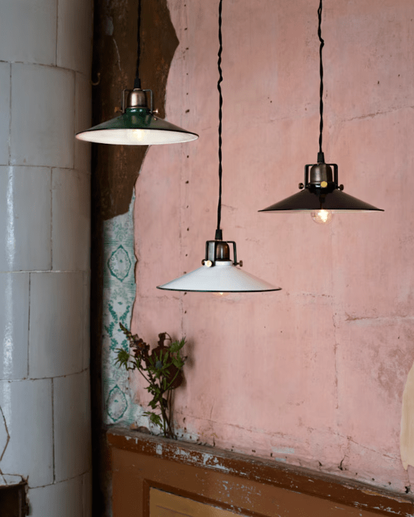 Lámpara Estilo Escuela Herbert Ø23 Verde lámpara de ventana De Strömshaga - Esta lámpara de techo nunca pasa de moda y se puede colocar fácilmente en cualquier lugar de tu hogar.