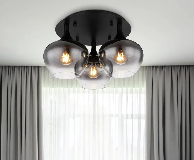Maxy Ø45 Color humo plafón De Globo Lighting - P&aring; en rund takplatta av matttsvart metall sitter tre vackert formade r&ouml;kf&auml;rgade glaskupor.