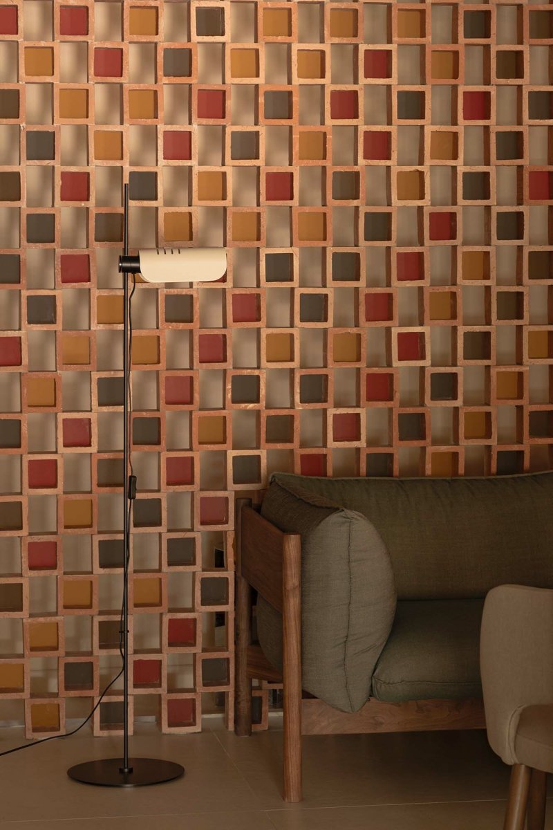 Martinica Beige lámpara de pie De Faro Barcelona - La pantalla, que evoca una hoja ondulada, envuelve suavemente la fuente de luz y proporciona una luz rica y funcional en cualquier estancia.