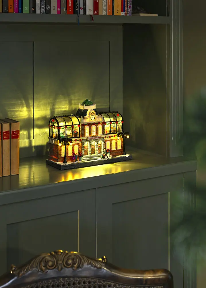 Decoración Navideña Mecánica Con Estación De Tren 25cm Multicolor De Konstsmide - Gran estaci&oacute;n de tren con figuras en movimiento, 15 luces LED de color blanco c&aacute;lido y m&uacute;sica navide&ntilde;a integrada que da vida a tu pueblo navide&ntilde;o.