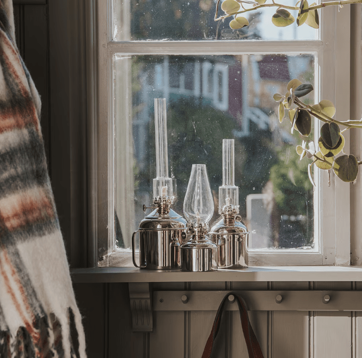 Kerosene lamp linné small Plata De Strömshaga - Se adapta a la mecha n&uacute;mero de pieza 116210 y al tubo del quemador n&uacute;mero de pieza 121800G.