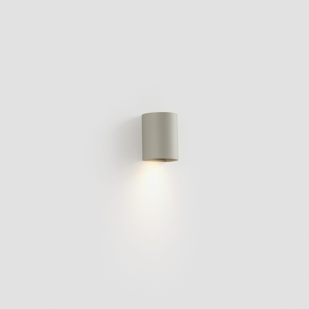 Sole 10cm Gris lámpara de pared De Faro Barcelona - Disponible en dos tama&ntilde;os y con distribuci&oacute;n de luz unilateral o bilateral, es ideal para pasillos, escaleras y espacios reducidos.