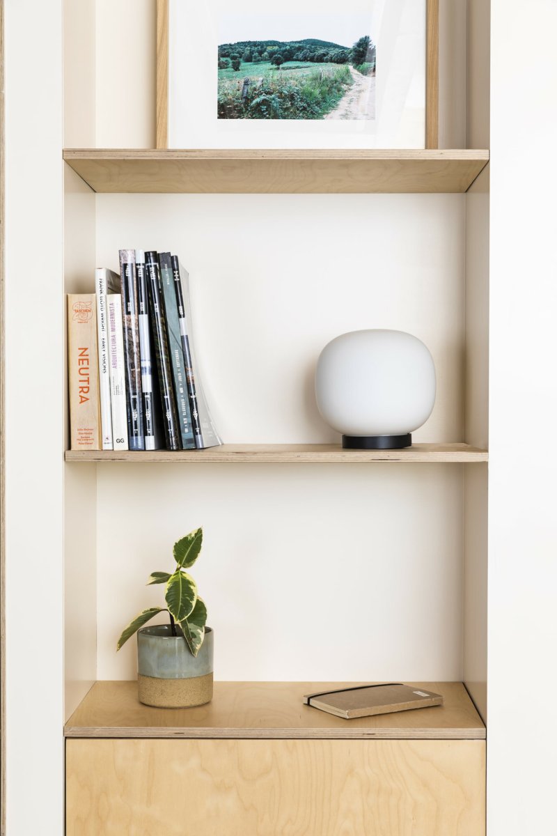 Amelia 22cm Blanco lámpara de mesa De Faro Barcelona - Gracias a su dise&ntilde;o ligero y elegante, Amelia es perfecta como iluminaci&oacute;n ambiental en el sal&oacute;n, el dormitorio o el &aacute;rea de trabajo.