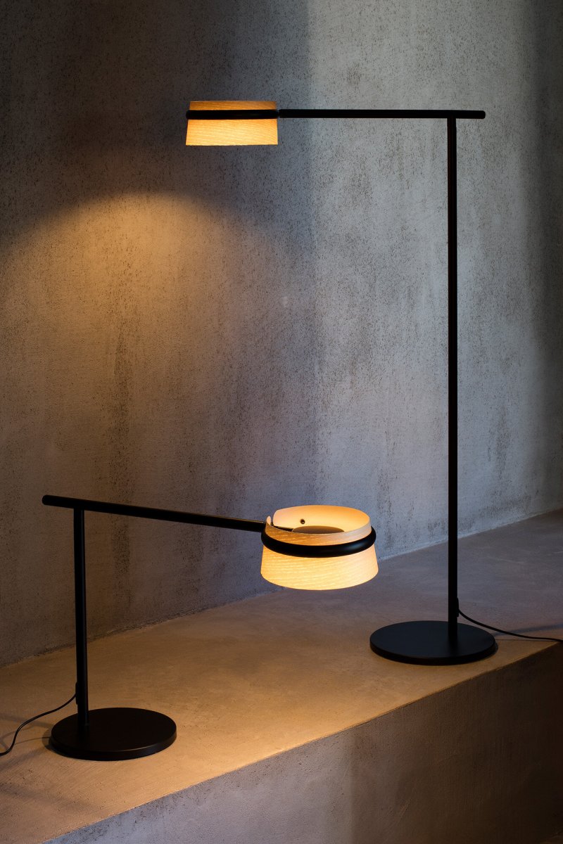 Loop 65cm Madera lámpara de escritorio De Faro Barcelona - Loop LED es una elegante l&aacute;mpara de mesa de Estudi Ribaudia que combina formas cl&aacute;sicas con una calidez moderna.