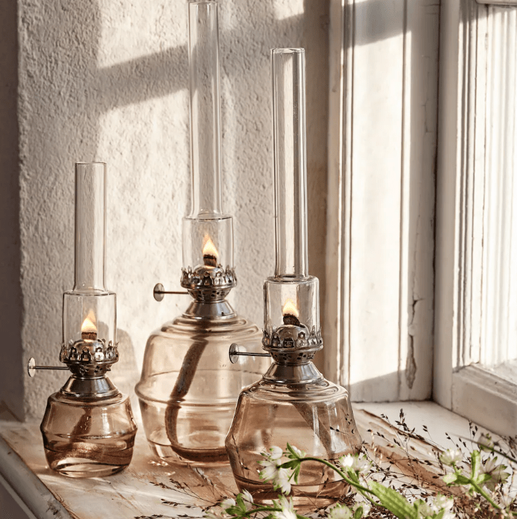 Kerosene Lamp Majken Mid Gris De Strömshaga - L&aacute;mpara de queroseno fabricada en cristal tintado de color gris, lo que crea un bonito tono de color pero al mismo tiempo ofrece una superficie transparente.