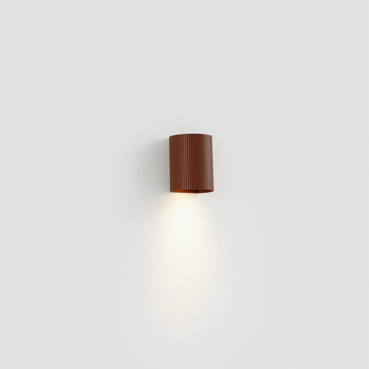 Sole 10cm Terracota estriada lámpara de pared De Faro Barcelona - Sole es un aplique compacto de terracota con superficie acanalada que aporta una sutil elegancia a cualquier ambiente.