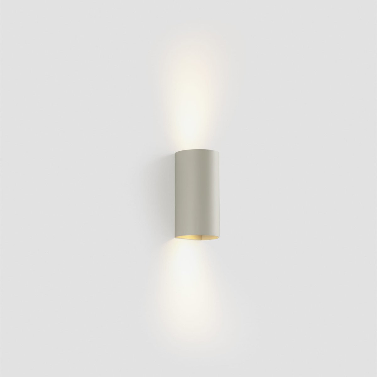 Sole 15cm Gris lámpara de pared De Faro Barcelona - Sole es una l&aacute;mpara de pared compacta y redonda con acabado gris que combina elegantemente funcionalidad y forma.